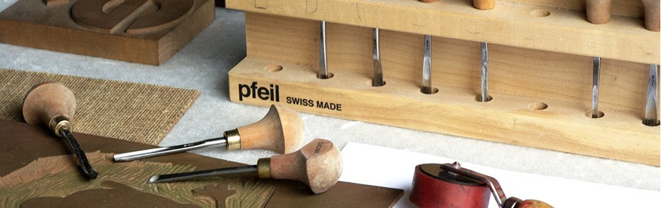 JOOP STOOP/ équipement pour la taille d'épargne: gravure sur bois et linoléum. Outils de gravure et encre d'impression.